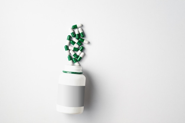 Pillole mediche su sfondo bianco con spazio di copia