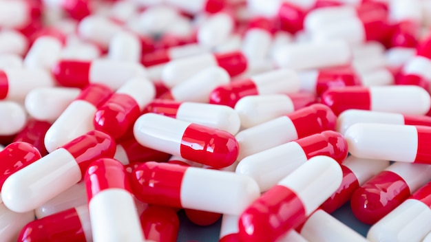 pillole medicinali bianche e rosse red