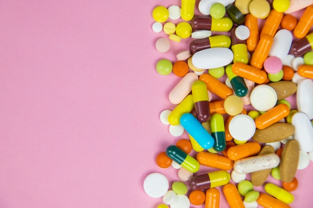 Pillole multicolori e capsule di medicinali omega 3 fuoco selettivo, medico