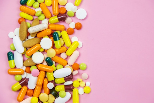 Pillole multicolori e capsule di medicinali omega 3 selettiva focusmedical