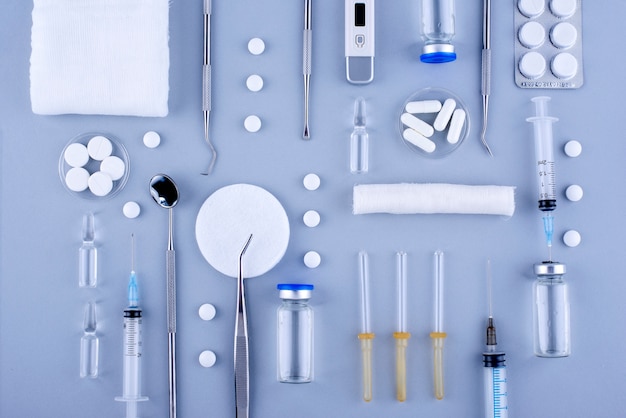 Pillole piatte e strumenti medici