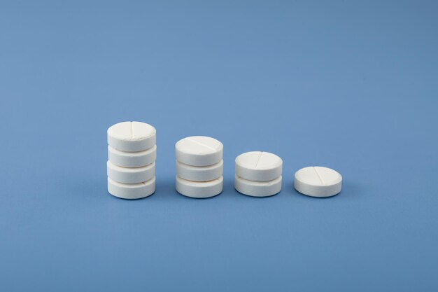 Pillole placebo bianche. Ridurre l'assunzione di farmaci e pillole. Istogramma farmaceutico. Grafico in basso.