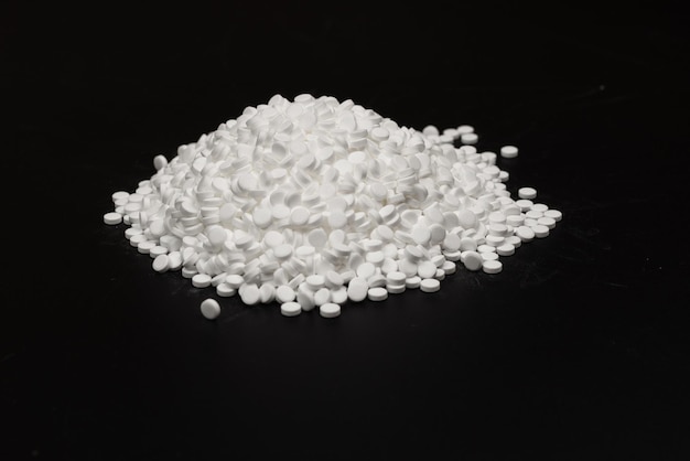 Pillole sostitutive dello zucchero isolate su sfondo bianco
