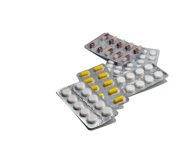 Pillole su uno sfondo bianco Vari farmaci nei pacchetti