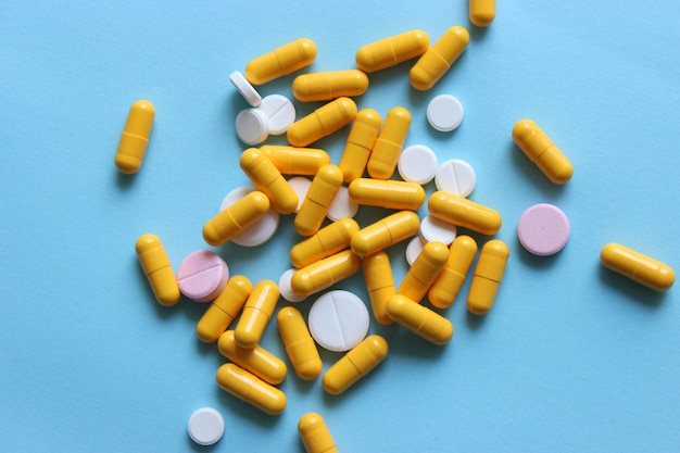 pillole su uno sfondo colorato vista dall'alto primo piano medicinali vitamine