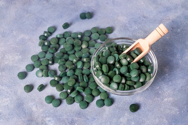 Pillole verdi di spirulina o clorella