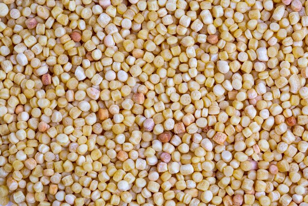 Pilo di couscous israeliano (Ptitim) da vicino isolato su sfondo bianco (nome turco; kuskus)