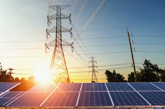 pilone dell&#39;elettricità con pannelli solari e tramonto