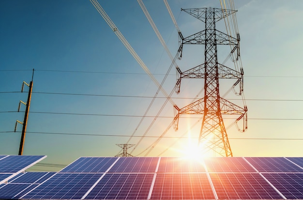 pilone dell&#39;elettricità con pannelli solari e tramonto