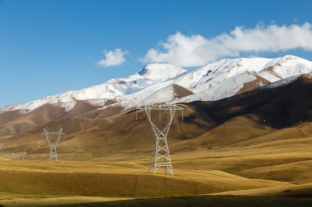 Pilone di elettricità, linee elettriche in montagna, Kirghizistan, Kyzart Pass, distretto di Kochkor, regione di Naryn