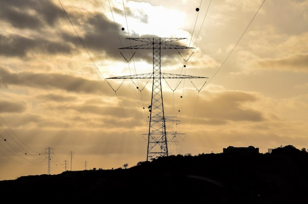 Pilone elettrico ad alta tensione della torre della trasmissione elettrica