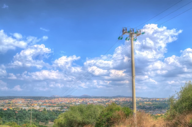 Pilone elettrico in campagna Elaborato pesante per effetto mappatura dei toni hdr