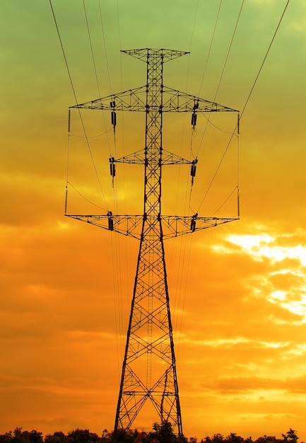 Piloni di elettricità al tramonto