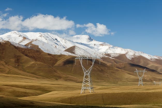 Piloni di elettricità in montagna