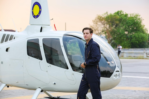 Pilota con un elicottero nell'aeroporto dell'aeroplano