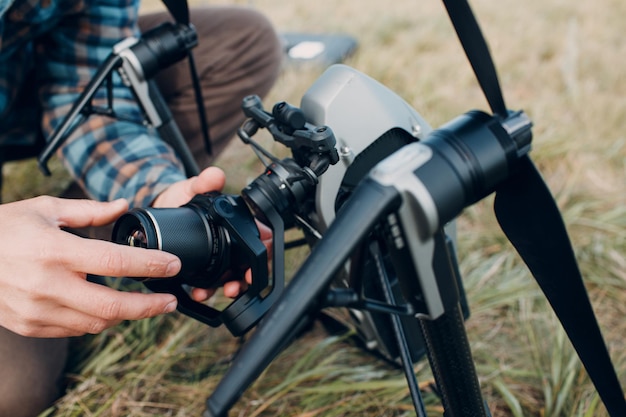 Pilota dell'uomo che controlla il drone quadricottero prima del volo aereo e delle riprese