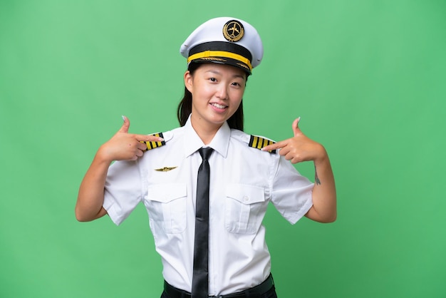 Pilota di aeroplano Donna asiatica su sfondo isolato orgogliosa e soddisfatta