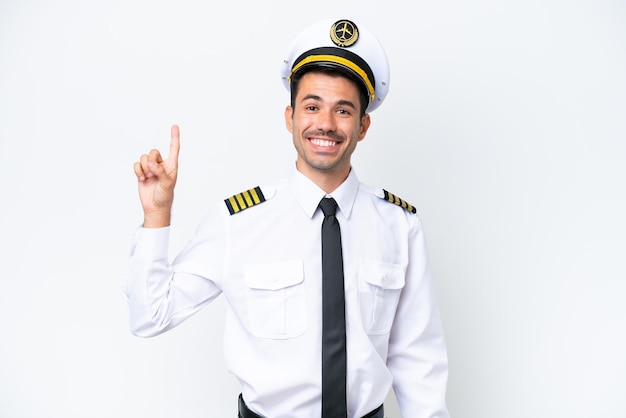 Pilota di aeroplano su sfondo bianco isolato che mostra e solleva un dito in segno del meglio