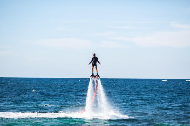 Pilota di flyboard nell'oceano