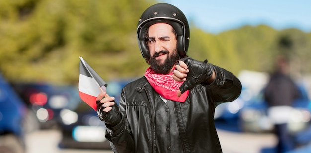 Pilota di moto con una bandiera della Francia