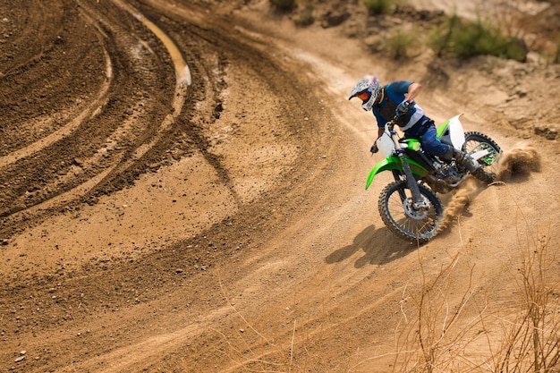 Pilota di motocross che prende una curva.