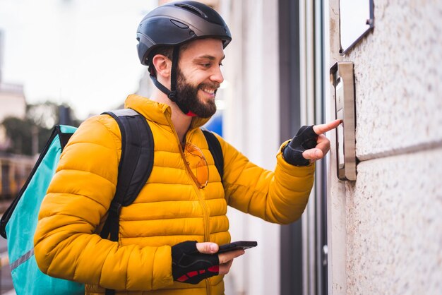 Pilota di servizio di consegna cibo che consegna cibo a clint con la bicicletta