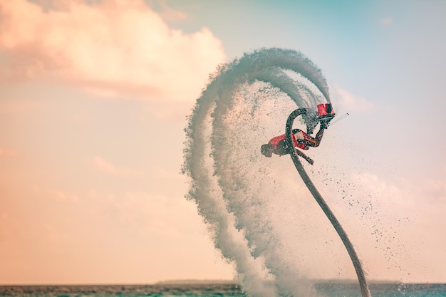 Pilota professionista di fly board in background per sport acquatici marini tropicali Attività sportive all'aperto