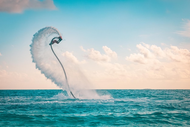 Pilota professionista di fly board in background per sport acquatici marini tropicali Attività sportive all'aperto