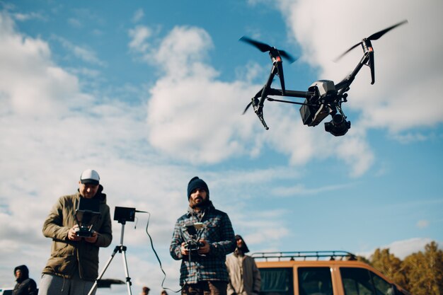 Pilota uomo che controlla drone quadricottero con telecomando pad