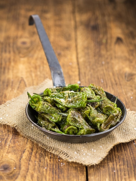 Pimientos de Padron appena fatti su fondo rustico