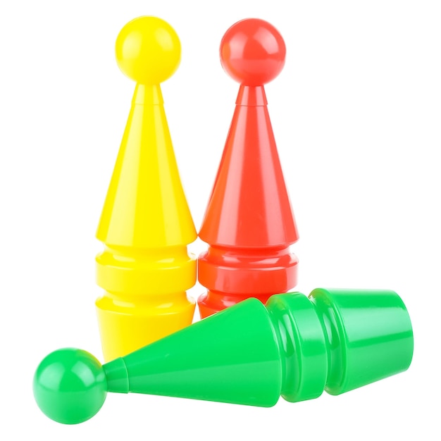 Pin da bowling multicolori e una palla da bowling isolati su uno sfondo bianco Set da bowling in plastica per bambini close-up Giochi sportivi attivi Per il tempo libero dei bambini