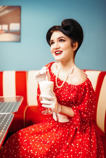 pin up girl beve milkshake con una cannuccia