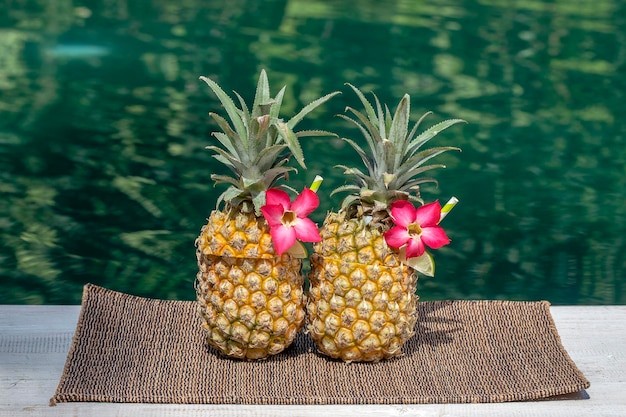 Pina colada cocktail in ananas freschi vicino alla piscina vicino isola Bali Indonesia