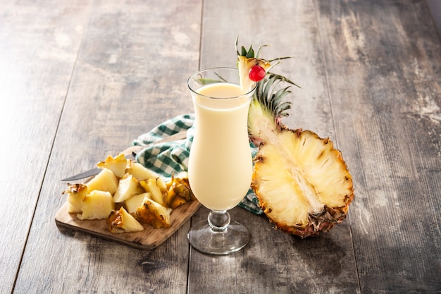 Pina colada cocktail in vetro sulla tavola di legno