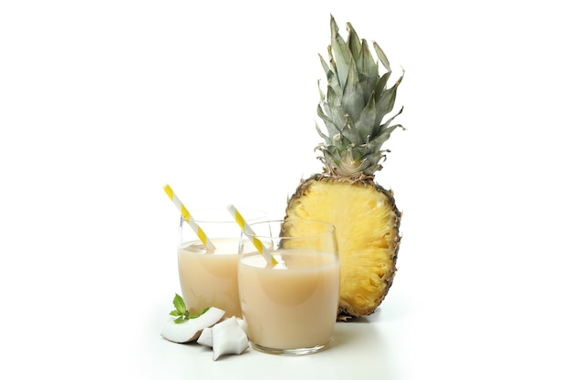 Pina colada cocktail isolati su sfondo bianco.