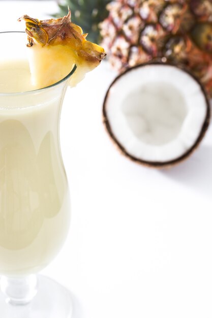 Piña colada cocktail isolato su bianco