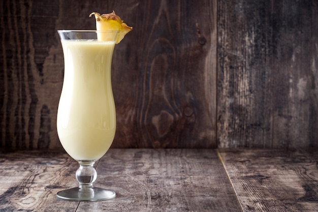 Piña colada cocktail su legno