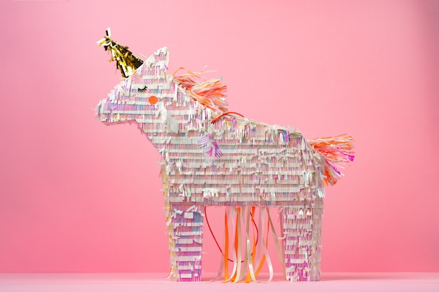 Pinata unicorno per bambini festa su sfondo rosa da vicino