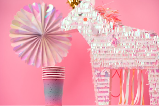 Pinata unicorno per bambini festa su sfondo rosa