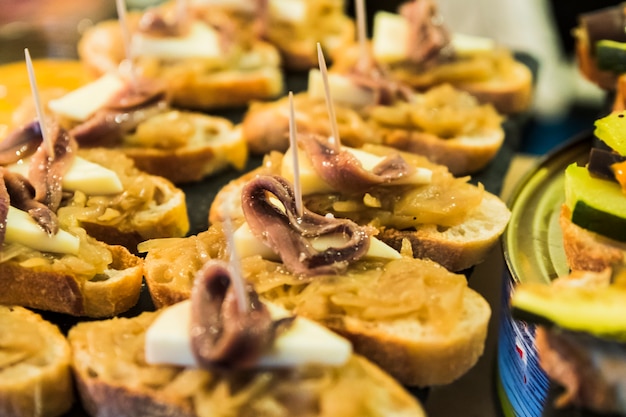 Pinchos di Gilda con tapas di olive e acciughe dalla Spagna