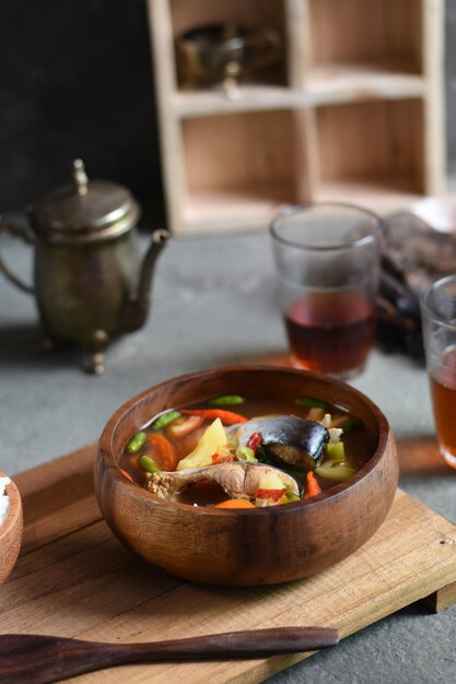 pindang patin,Il sugo è una zuppa di pesce in agrodolce, con una miscela di foglie di basilico, ananas