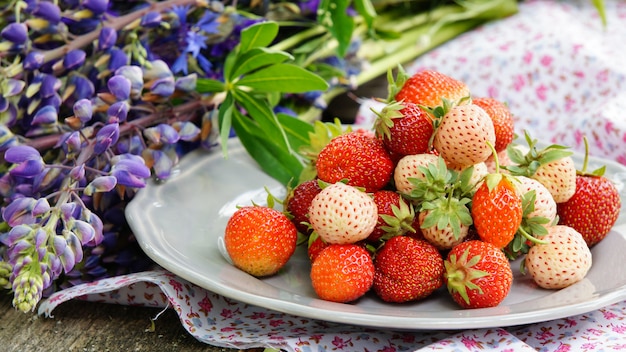 Pineberry e fragola sul vecchio di legno