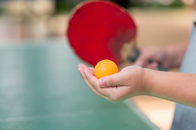 Ping-pong del primo piano con lo sport della sfuocatura dello sfondo