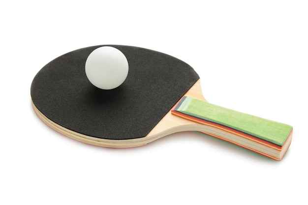 Ping pong paddle con palla isolato su bianco