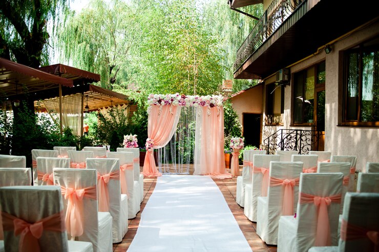Photo pink wedding arch