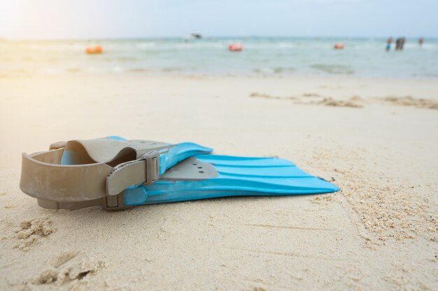 Pinne blu per fare snorkeling sulla spiaggia al mare.