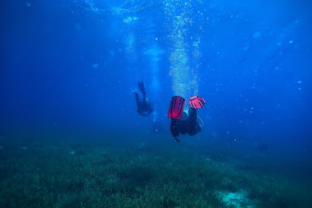 pinne subacquee vista dalla parte posteriore sott'acqua, vista subacquea della parte posteriore di una persona che nuota con le immersioni subacquee