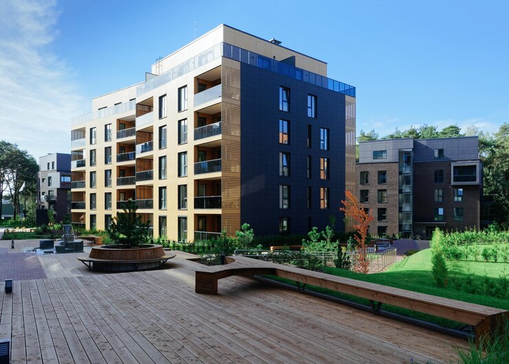Pino al complesso architettonico del condominio. E strutture esterne.