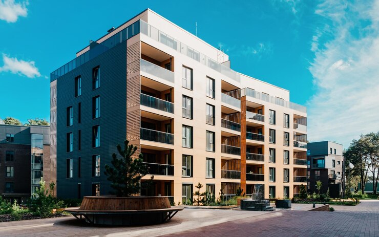 Pino dell'UE al complesso architettonico di edifici residenziali. E strutture esterne.