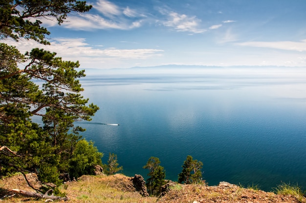 Pino sopra il lago Baikal con la piccola nave un giorno soleggiato